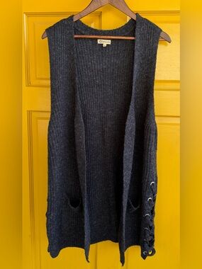 Democracy Cottage Core Charcoal Ribbed Sleeveless Open-Front Cardigan Vest